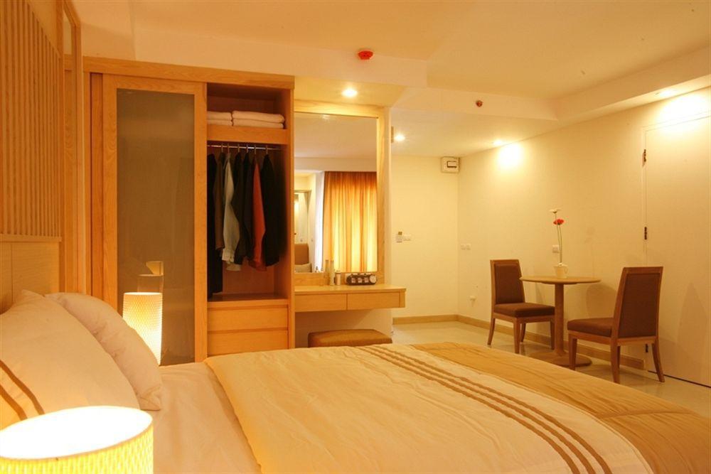 Romance Hotel Bangna Bangkok Exterior foto