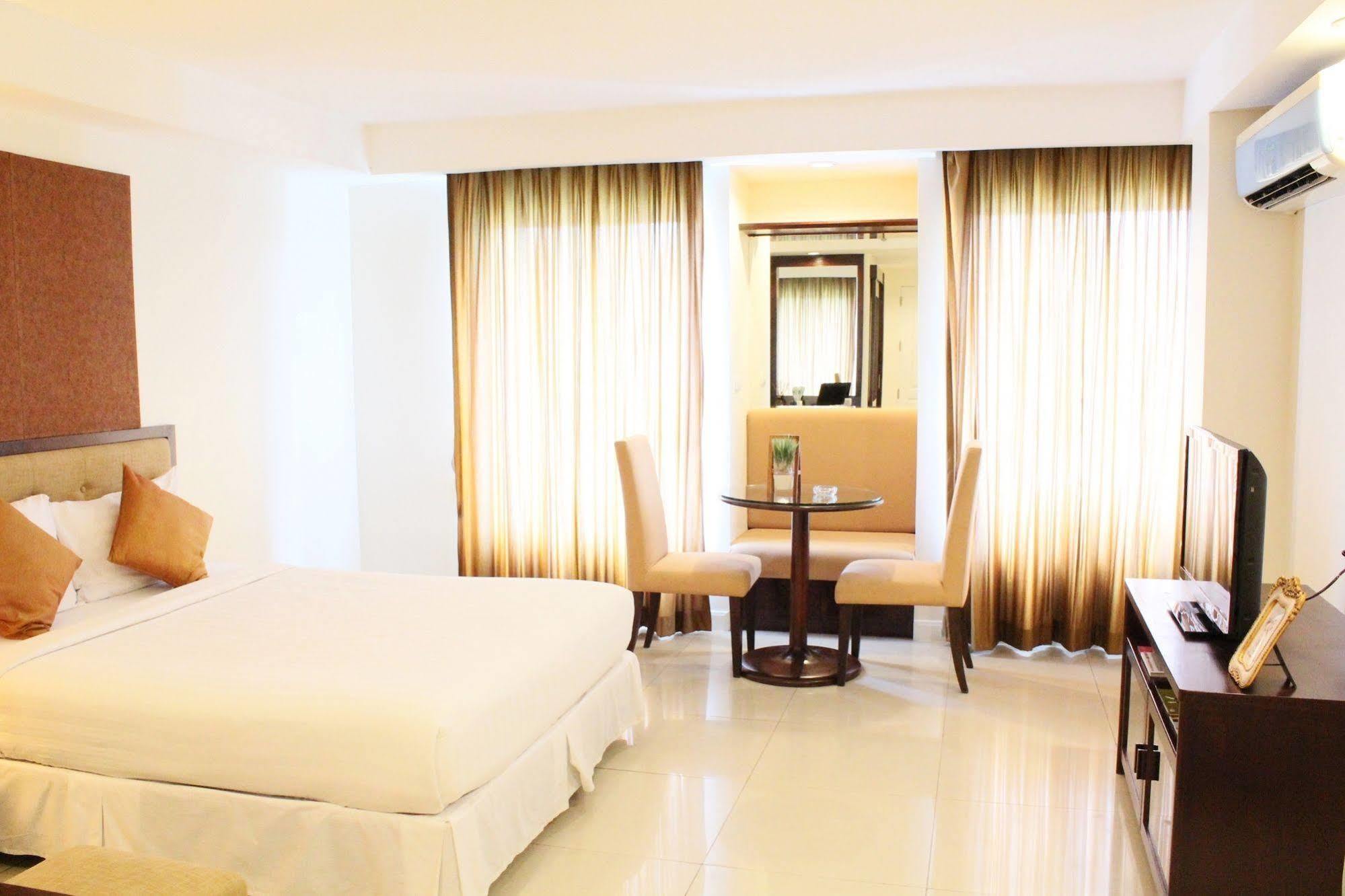 Romance Hotel Bangna Bangkok Exterior foto
